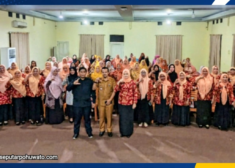 Sekda Pohuwato Iskandar Datau bersama Ketua DWP Pohuwato Ny. Suriyati Datau R. Abdjul, berfoto bersama jajaran DWP Unit OPD dan Kecamatan, usai pelatihan Digitalisasi Marketing bagi Pelaku Usaha Perempuan, Selasa (14/10/2025). (Foto: Kris)