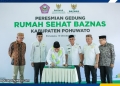 Kepala Baznas RI KH. Ahmad Sudrajat bersama Wakil Bupati Pohuwato Iwan S. Adam, Anggota DPD RI Syarif Mbuinga, dan Forkopimda saat menandatangani prasasti peresmian Rumah Sehat Baznas Pohuwato di Desa Marisa Selatan, Rabu (15/10/2025). (Dok.One)