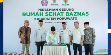Kepala Baznas RI KH. Ahmad Sudrajat bersama Wakil Bupati Pohuwato Iwan S. Adam, Anggota DPD RI Syarif Mbuinga, dan Forkopimda saat menandatangani prasasti peresmian Rumah Sehat Baznas Pohuwato di Desa Marisa Selatan, Rabu (15/10/2025). (Dok.One)