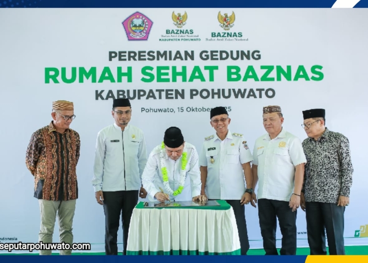 Kepala Baznas RI KH. Ahmad Sudrajat bersama Wakil Bupati Pohuwato Iwan S. Adam, Anggota DPD RI Syarif Mbuinga, dan Forkopimda saat menandatangani prasasti peresmian Rumah Sehat Baznas Pohuwato di Desa Marisa Selatan, Rabu (15/10/2025). (Dok.One)