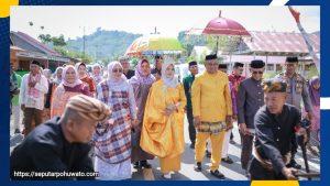 Lewat Tradisi Adat Moloopu Camat Taluditi, Wabup Iwan Adam: Camat itu Pelayan Masyarakat Bukan Sebaliknya