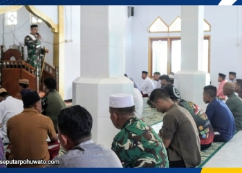 Anggota Kodim 1315/Kabupaten Gorontalo Serka Laode Kalawara jadi Khatib Jum'at (Dok.Korem 133/NW)
