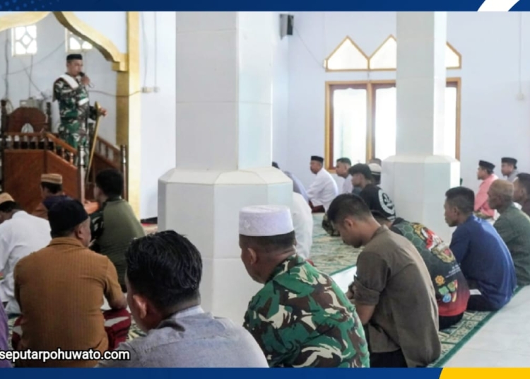 Anggota Kodim 1315/Kabupaten Gorontalo Serka Laode Kalawara jadi Khatib Jum'at (Dok.Korem 133/NW)
