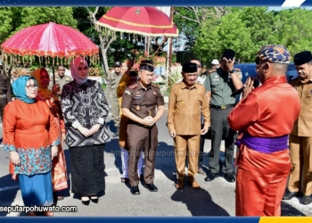 Kepala Kejaksaan Negeri (Kajari) Pohuwato yang baru, Arif Ronaldi, S.H., M.H bersama istri tercinta Ny. Ria Buana Megasari, saat tiba dan menginjakkan kaki di Bumi Panua, langsung disambut dengan prosesi adat Mopotilolo, Senin (03/11/2025).