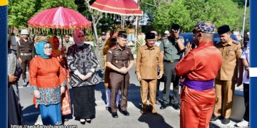 Kepala Kejaksaan Negeri (Kajari) Pohuwato yang baru, Arif Ronaldi, S.H., M.H bersama istri tercinta Ny. Ria Buana Megasari, saat tiba dan menginjakkan kaki di Bumi Panua, langsung disambut dengan prosesi adat Mopotilolo, Senin (03/11/2025).