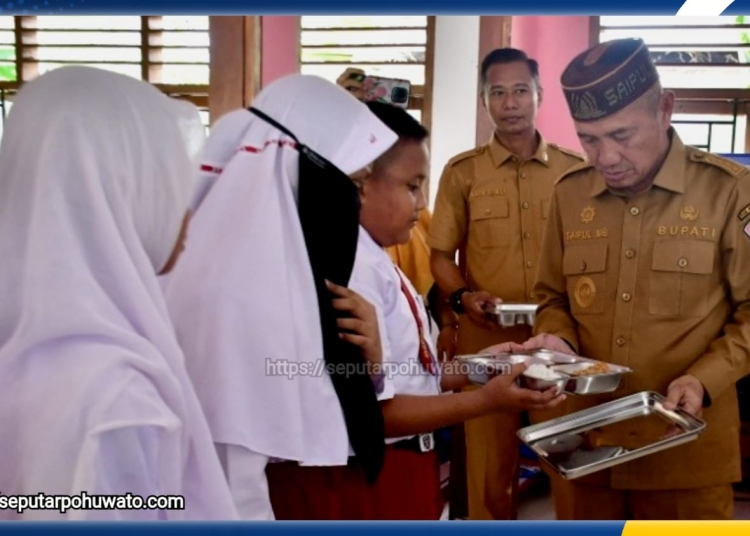 Bupati Pohuwato Saipul Mbuinga, saat menyerahkan secara simbolis paket makanan bergizi gratis kepada para peserta didik SDN 07 Duhiada'a, Senin (03/11/2025)