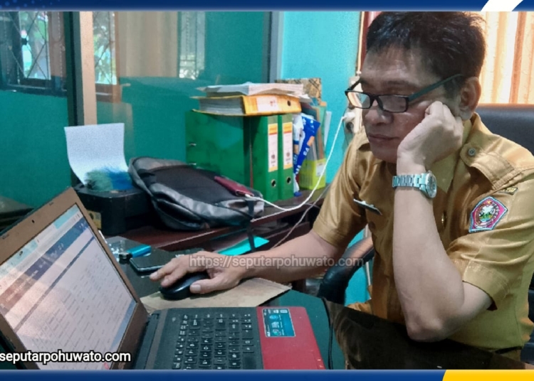 Kepala Bidang Perumahan Dinas Perumahan dan Permukiman Kabupaten Pohuwato Zen Cono, S.T, saat ditemui di ruang kerjanya, Selasa (04/11/2025)