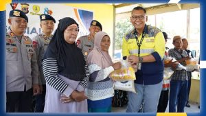 Pani Gold Mine dan Brimob Bagikan 300 Paket Sembako ke Warga Desa Hulawa