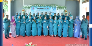 Pengurus TP PKK Kecamatan Duhiada'a, TP PKK Desa, dan TP Posyandu Desa se-Kecamatan Duhiada'a saat foto bersama Ketua TP PKK Kabupaten Pohuwato, Kamis (20/11/2025), yang berlangsung di aula kantor Camat Duhiada'a.