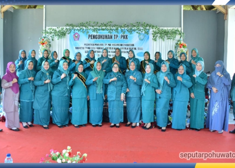 Pengurus TP PKK Kecamatan Duhiada'a, TP PKK Desa, dan TP Posyandu Desa se-Kecamatan Duhiada'a saat foto bersama Ketua TP PKK Kabupaten Pohuwato, Kamis (20/11/2025), yang berlangsung di aula kantor Camat Duhiada'a.