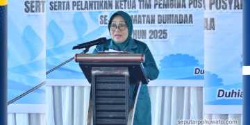 Ketua TP PKK Kabupaten Pohuwato Ny Selvi Mbuinga Monoarfa, saat memberikan sambutan pada pengukuhan TP PKK dan Tim Pembina Posyandu Desa se-Kecamatan Duhiada'a, di aula kantor Camat Duhiada'a, Kamis (20/11/2025). (Foto : Kris)