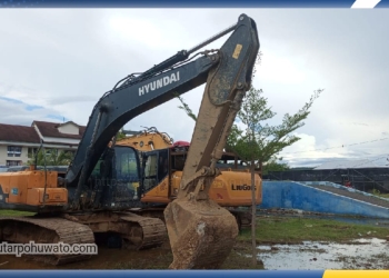 Satu unit excavator jenis Hyundai milik terduga pelaku PETI diamankan Polres Pohuwato (Foto : Mahmud)