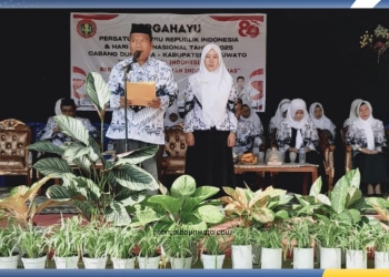 Camat Duhiada'a Burhan Inaku Moputi, S.E, saat memimpin upacara Hari Guru Nasional dan HUT PGRI, Selasa (25/11/2025)