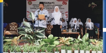 Camat Duhiada'a Burhan Inaku Moputi, S.E, saat memimpin upacara Hari Guru Nasional dan HUT PGRI, Selasa (25/11/2025)