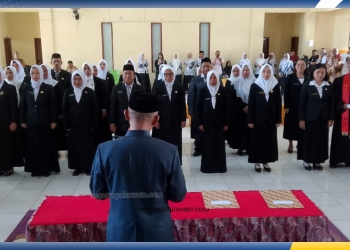 Wakil Bupati Pohuwato Iwan S Adam saat mengukuhkan dan mengambil sumpah kepala sekolah TK, SD dan SMP, di aula Dinas Pendidikan dan Kebudayaan Kabupaten Pohuwato, Selasa (25/11/2025)