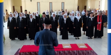 Wakil Bupati Pohuwato Iwan S Adam saat mengukuhkan dan mengambil sumpah kepala sekolah TK, SD dan SMP, di aula Dinas Pendidikan dan Kebudayaan Kabupaten Pohuwato, Selasa (25/11/2025)