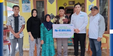 BPJS Ketenagakerjaan Pohuwato menyalurkan santunan Jaminan Kematian (JKM) kepada peserta bukan penerima upah, di Desa Ayuhulalo, Kecamatan Tilamuta, Rabu (26/11/2025)