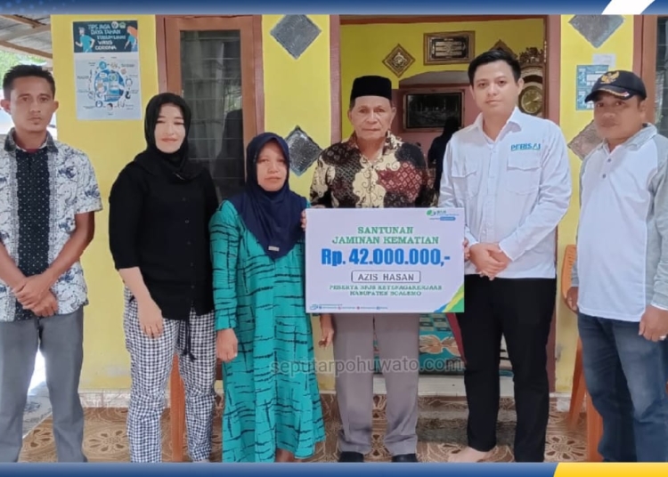 BPJS Ketenagakerjaan Pohuwato menyalurkan santunan Jaminan Kematian (JKM) kepada peserta bukan penerima upah, di Desa Ayuhulalo, Kecamatan Tilamuta, Rabu (26/11/2025)
