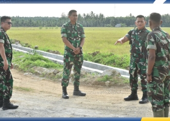 Komandan Korem (Danrem) 133/Nani Wartabone, Brigjen TNI Hardo Sihotang, saat meninjau progres pembangunan Koperasi Desa Merah Putih (KDMP) di Desa Huyula, Kecamatan Randangan, Rabu (26/11/2025).