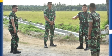 Komandan Korem (Danrem) 133/Nani Wartabone, Brigjen TNI Hardo Sihotang, saat meninjau progres pembangunan Koperasi Desa Merah Putih (KDMP) di Desa Huyula, Kecamatan Randangan, Rabu (26/11/2025).