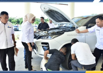 Bidang Aset BPKPD Pohuwato saat melakukan pengecekan kendaraan dinas roda empat (Foto: Kris)