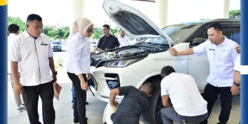 Bidang Aset BPKPD Pohuwato saat melakukan pengecekan kendaraan dinas roda empat (Foto: Kris)