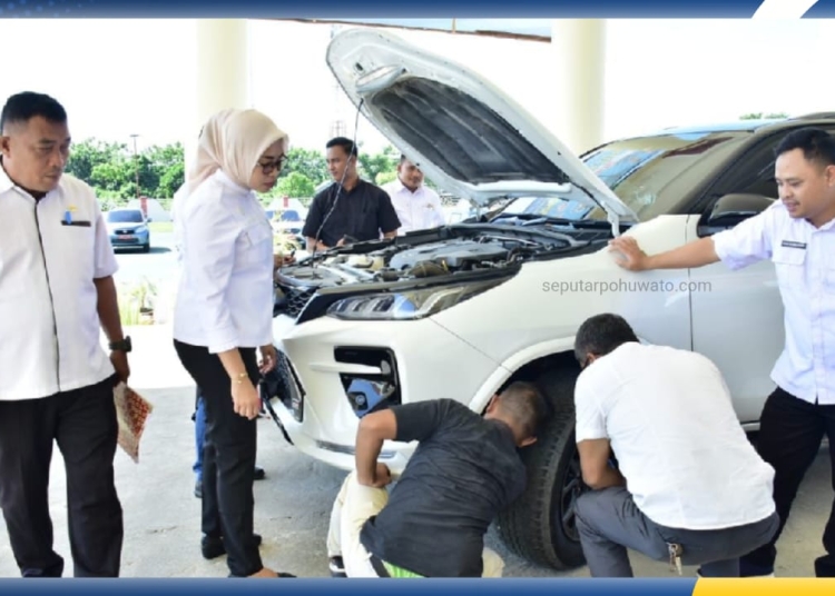 Bidang Aset BPKPD Pohuwato saat melakukan pengecekan kendaraan dinas roda empat (Foto: Kris)