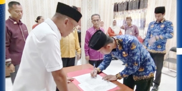 Dua putra terbaik lulusan Sekolah Tinggi Transportasi Darat (STTD) resmi diambil sumpahnya oleh Wakil Bupati Pohuwato Iwan S Adam, di ruang kerja Kadishub, Kamis (04/12/2025)