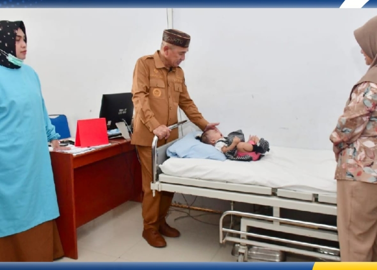 Bupati Pohuwato Saipul Mbuinga saat menjenguk seorang balita bernama Aki Laris Tiana Une berusia enam bulan yang berjuang hidup dengan kondisi langka sejak lahir tanpa memiliki lubang anus, di RSUD Bumi Panua.