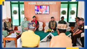 Tradisi Adat Gorontalo Sambut Letkol Fiat Suwandana Sebagai Dandim Pohuwato