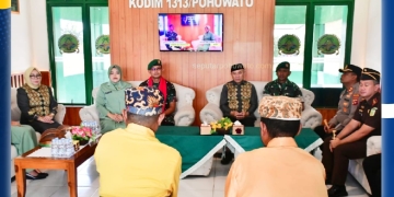 Prosesi Mopotilolo Dandim 1313/Phw yang baru Letkol Arm Fiat Suwandana, S.Sos, di Makodim 1313/Phw, Kamis (11/12/2025). Foto: dok. IOne