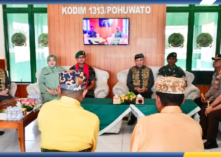 Prosesi Mopotilolo Dandim 1313/Phw yang baru Letkol Arm Fiat Suwandana, S.Sos, di Makodim 1313/Phw, Kamis (11/12/2025). Foto: dok. IOne