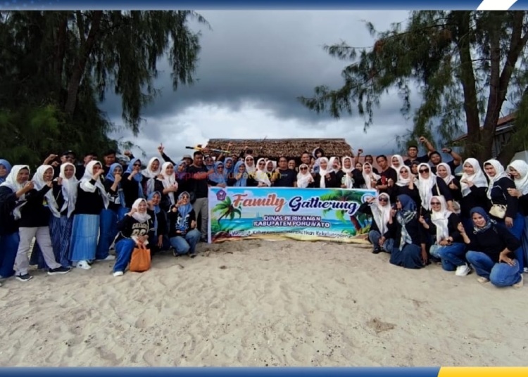 Keluarga Besar Dinas Perikanan Kabupaten Pohuwato menggelar Family Gathering, di Wisata Pantai Libuo Paguat, Sabtu (13/12/2025).