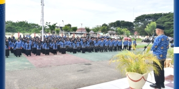 Bupati Pohuwato Saipul Mbuinga saat melantik dan mengambil sumpah ratusan Pegawai Pemerintah dengan Perjanjian Kerja (PPPK) Paruh Waktu, di halaman kantor Bupati Pohuwato, Rabu (17/12/2025) Foto: Kris