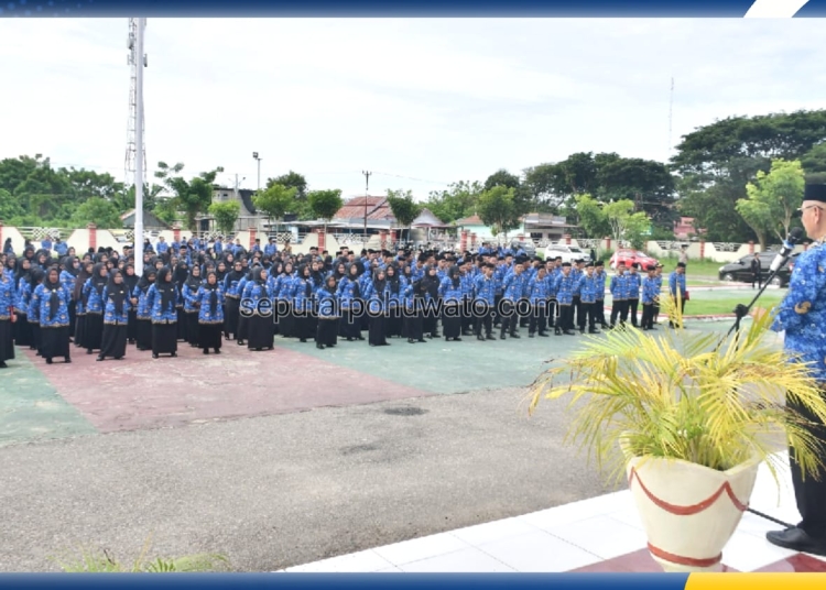 Bupati Pohuwato Saipul Mbuinga saat melantik dan mengambil sumpah ratusan Pegawai Pemerintah dengan Perjanjian Kerja (PPPK) Paruh Waktu, di halaman kantor Bupati Pohuwato, Rabu (17/12/2025) Foto: Kris