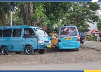Sopir angkot trayek Marisa Kota Gorontalo sedang menunggu penumpang, di kompleks kantor camat Marisa, Jum'at (19/12/2025) Foto: Kris