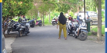 Ibu Santi, warga Kecamatan Paguat rela bolak-balik mengurus pembuatan administrasi kependudukan di Kantor Dinas Kependudukan dan Pencatatan Sipil Pohuwato, Senin (22/12/2025) Foto: Kris