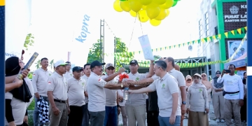 Wakil Bupati Pohuwato Iwan S Adam saat mendampingi Kakanwil Kemenag Gorontalo bersama Forkopimda melepas balon ke udara, Selasa (23/12/2025). Foto: dok. IOne