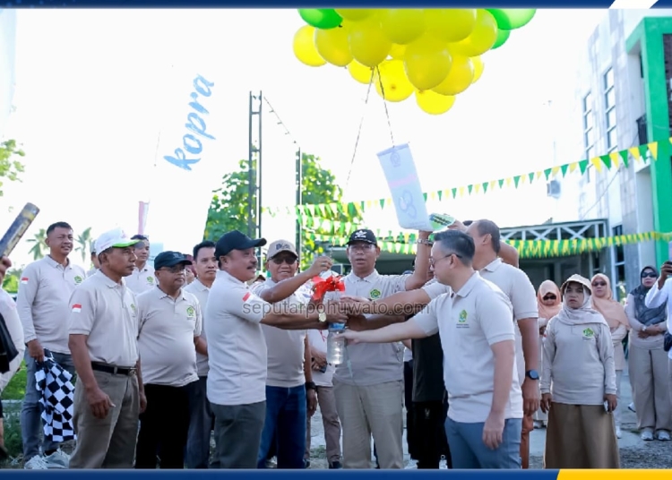 Wakil Bupati Pohuwato Iwan S Adam saat mendampingi Kakanwil Kemenag Gorontalo bersama Forkopimda melepas balon ke udara, Selasa (23/12/2025). Foto: dok. IOne