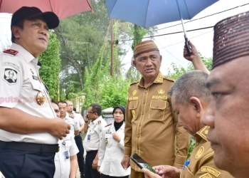 Bupati Saipul Mbuinga saat mengajak Kepala Kantor Wilayah Direktorat Jenderal Pemasyarakatan Gorontalo beserta jajaran untuk meninjau langsung eks rumah jabatan bupati yang direncanakan menjadi lokasi pembangunan Bapas, Selasa (06/01/2026).