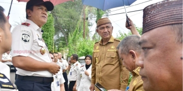 Bupati Saipul Mbuinga saat mengajak Kepala Kantor Wilayah Direktorat Jenderal Pemasyarakatan Gorontalo beserta jajaran untuk meninjau langsung eks rumah jabatan bupati yang direncanakan menjadi lokasi pembangunan Bapas, Selasa (06/01/2026).