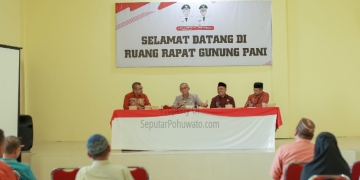 Wakil Bupati Pohuwato Iwan S Adam saat memimpin rapat persiapan pelaksanaan Peringatan Isra Mikraj Nabi Muhammad SAW 1447 Hijriah, di Ruang Gunung Pani, Kamis (08/01/2026)