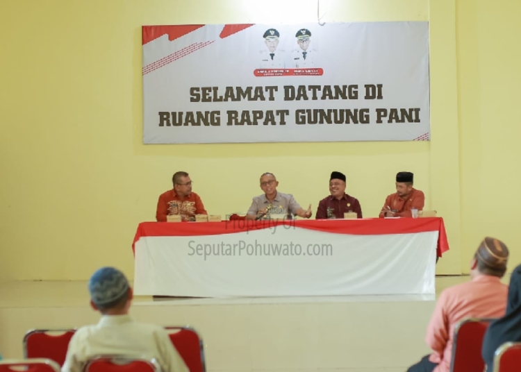 Wakil Bupati Pohuwato Iwan S Adam saat memimpin rapat persiapan pelaksanaan Peringatan Isra Mikraj Nabi Muhammad SAW 1447 Hijriah, di Ruang Gunung Pani, Kamis (08/01/2026)