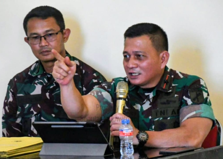 Didampingi Dandim 1313/Phw Letkol Arm Fiad Suwandana, Danrem 133/NW Brigjen TNI Hardo Sihotang saat memimpin Rapat Koordinasi (Rakor) Evaluasi Percepatan Cetak Sawah yang berlangsung di Ruang Rapat Gunung Pani, Kantor Bupati Pohuwato, Desa Palopo, Kecamatan Marisa, Kabupaten Pohuwato, Jum'at (09/01/2026).