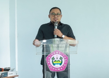 Ketua Lembaga Penelitian dan Pengabdian kepada Masyarakat (LP2M) UNIPO, Edy Sijaya, S.IP., M.Si, saat memberikan pembekalan Mahasiswa KKNT Unipo 2026