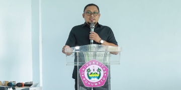 Ketua Lembaga Penelitian dan Pengabdian kepada Masyarakat (LP2M) UNIPO, Edy Sijaya, S.IP., M.Si, saat memberikan pembekalan Mahasiswa KKNT Unipo 2026