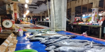 Pedagang ikan di Pasar Rakyat Marisa sedang menunggu pembeli, Jum'at (16/01/2026). Sejak ditertibkan nya aktivitas pertambangan tersebut pendapatan pedagang menurun drastis (SeputarPohuwato.com/Kris)