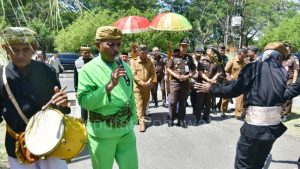 Pertama Kali ke Pohuwato, Kajati Gorontalo Riyono Terima Penghormatan Adat Mopotilolo