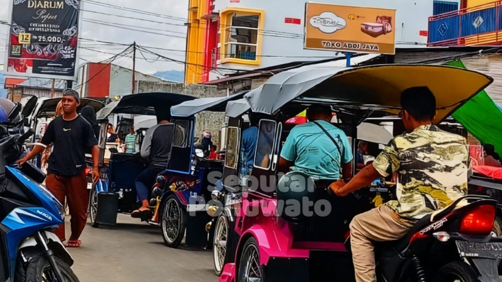 Warga Sebut Petugas Dishub Pohuwato Lebih Sibuk Tarik Retribusi Ketimbang Atur Parkir Semrawut di Pasar Marisa