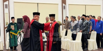 Foto: Pemasangan Kalung Jabatan Ketua Pengadilan Negeri Marisa oleh Ketua Pengadilan Tinggi Gorontalo. (Dok. PT Gorontalo)